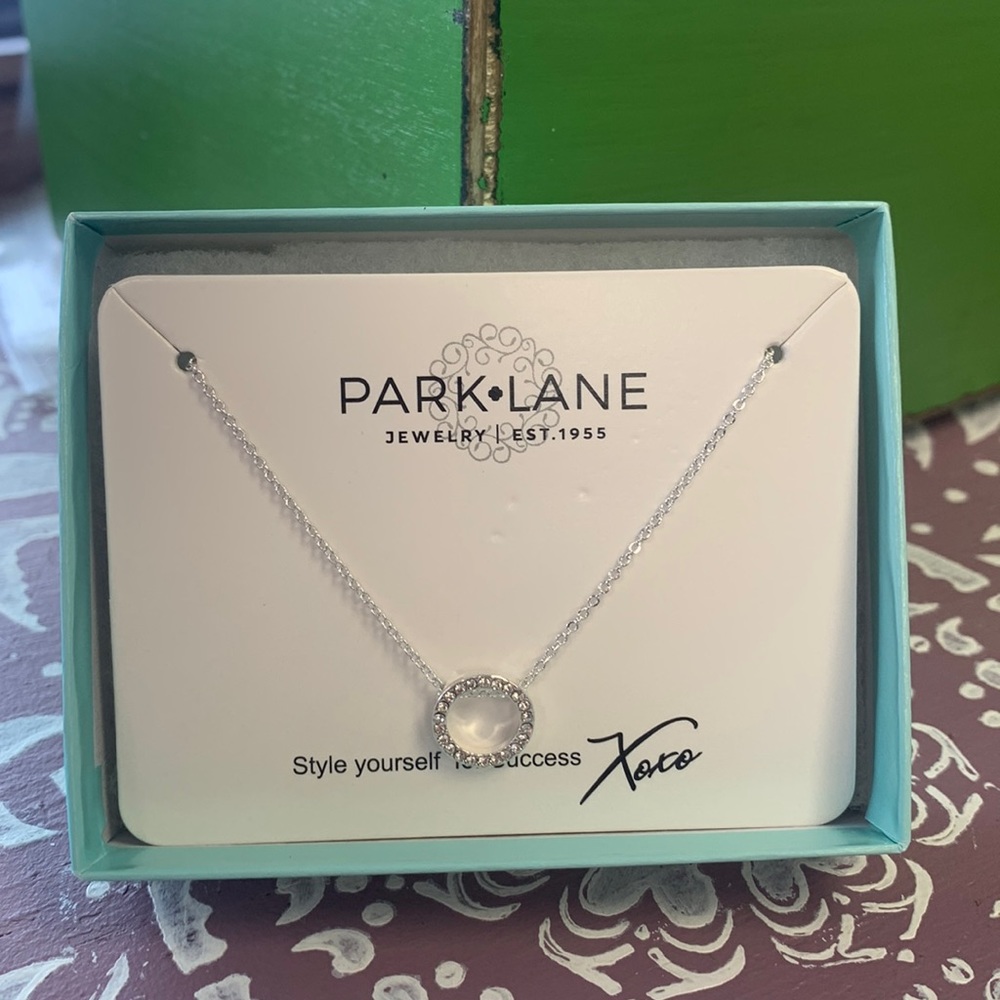 New in Box Parklane Roo Necklace in Silver 😘